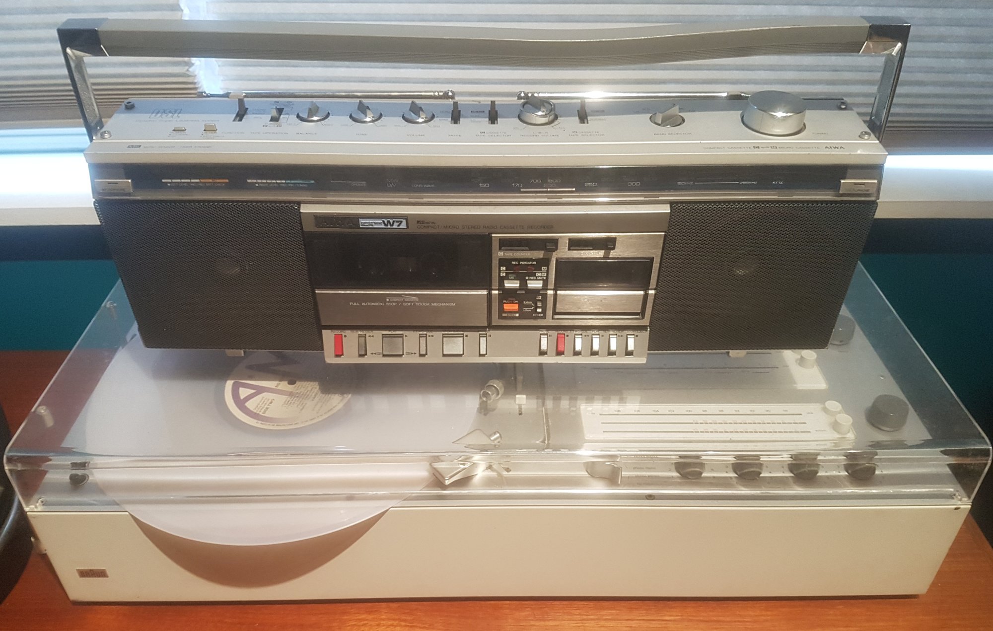 Aiwa CS-W7E Micro Stereo Radio Cassette Boombox 1.jpg