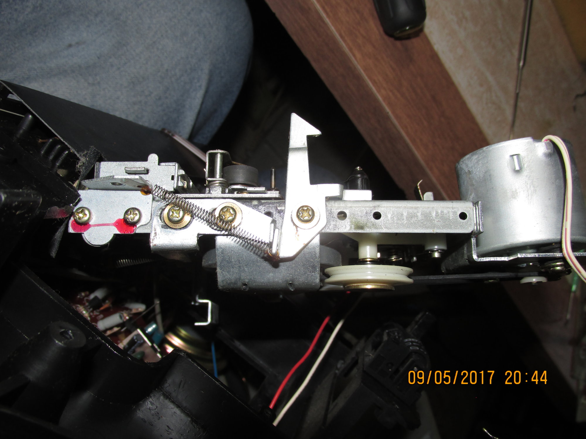 IMG_7359 Lasonic TRC-918 flywheel screw belt remove.JPG