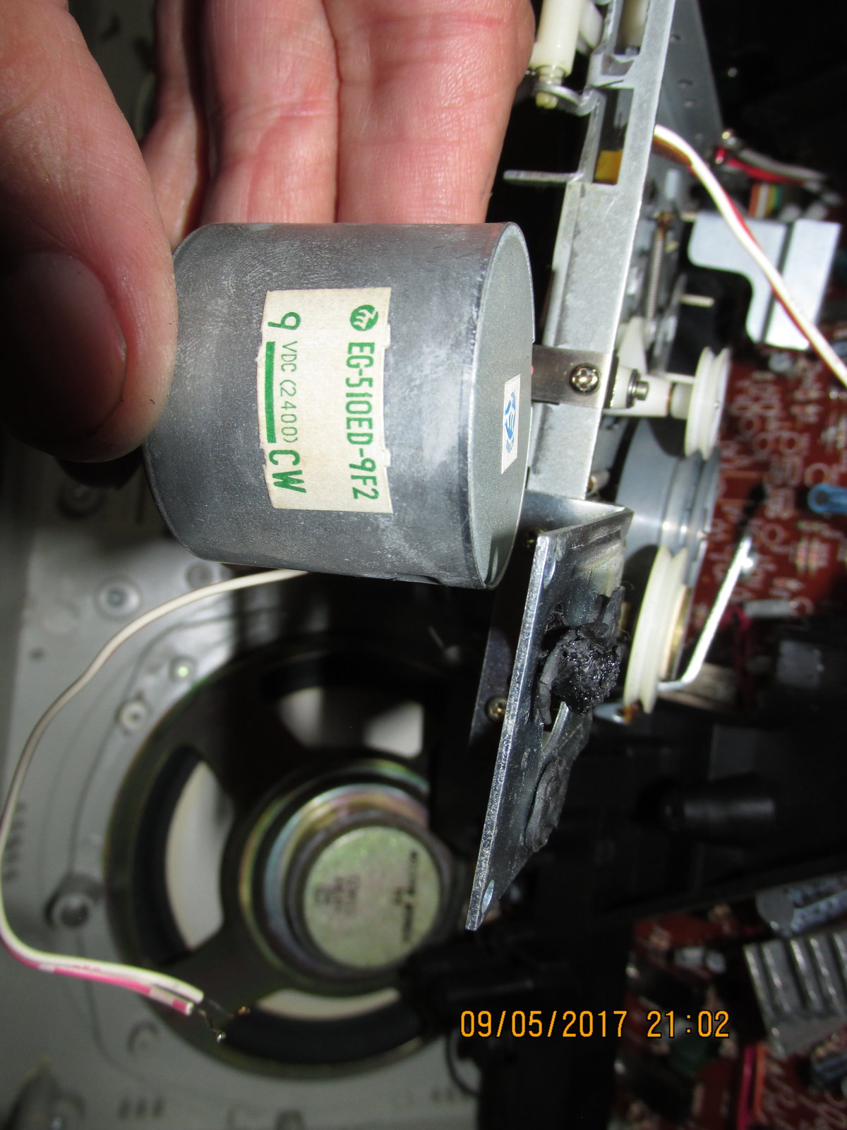 IMG_7364 Lasonic TRC-918 tape deck motor 9 volt CW.JPG