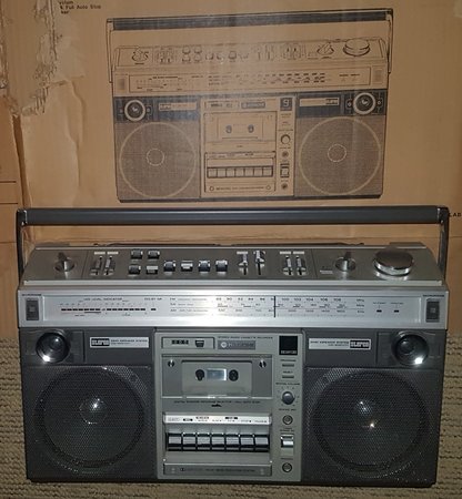 Hitachi TRK 8190H Boombox & Box 4.jpg