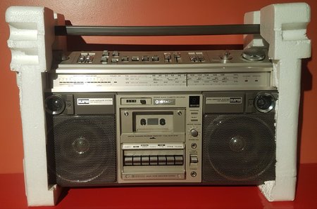 Hitachi TRK 8190H Boombox & Box 2.jpg