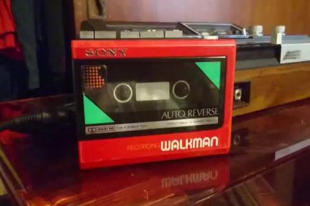 stranger-things-2-80s-references-sony-walkman.jpg