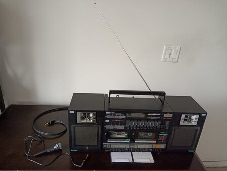 MY SEPTEMBER 8, 2020 SMARTPHONE PHOTO' OF THE SANSUI CP-99W (TUNING WCRJ-FM, 88.1 MHz).jpg