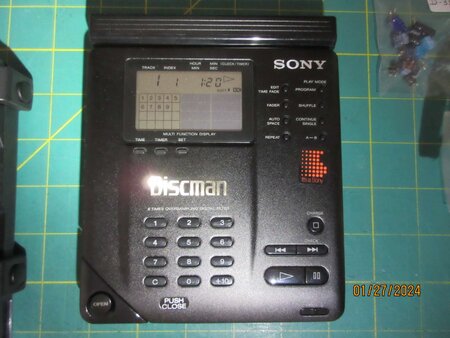 Sony Discman D-35 offers with case and external AA battery adapter