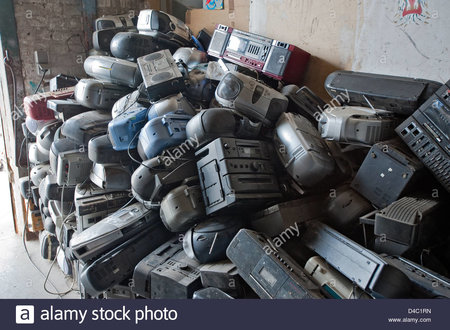 hamburg-germany-piles-of-old-stereo-equipment-store-in-rothenburgsort-D4C1RN.jpg