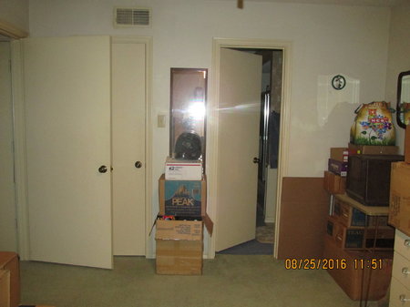 IMG_4864 Guest room oppsite wall.JPG