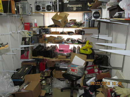 IMG_4919 22 sept16 Middle room moving Chevy Cadillac.JPG
