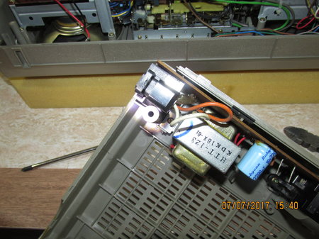 IMG_6752 Pioneer SK-31 9VDC screw stuck.JPG