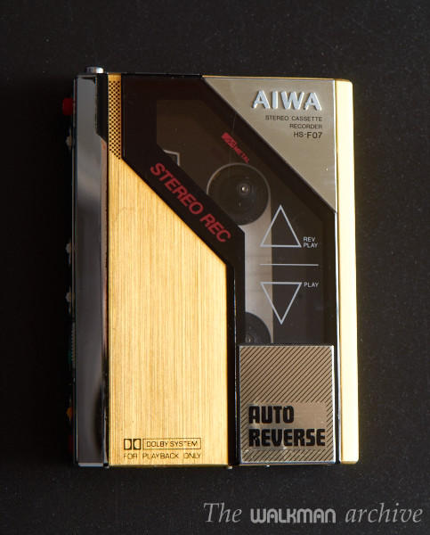 AIWA Walkman HS-F07 Gold 01