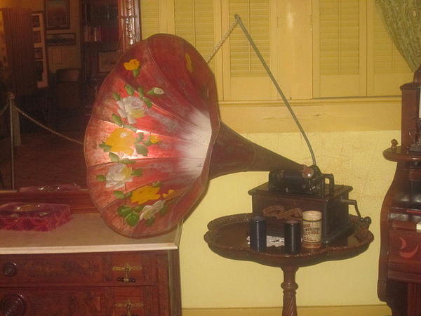 800px-Early_phonograph,_Deaf_Smith_County_Museum,_Hereford,_TX_IMG_4857